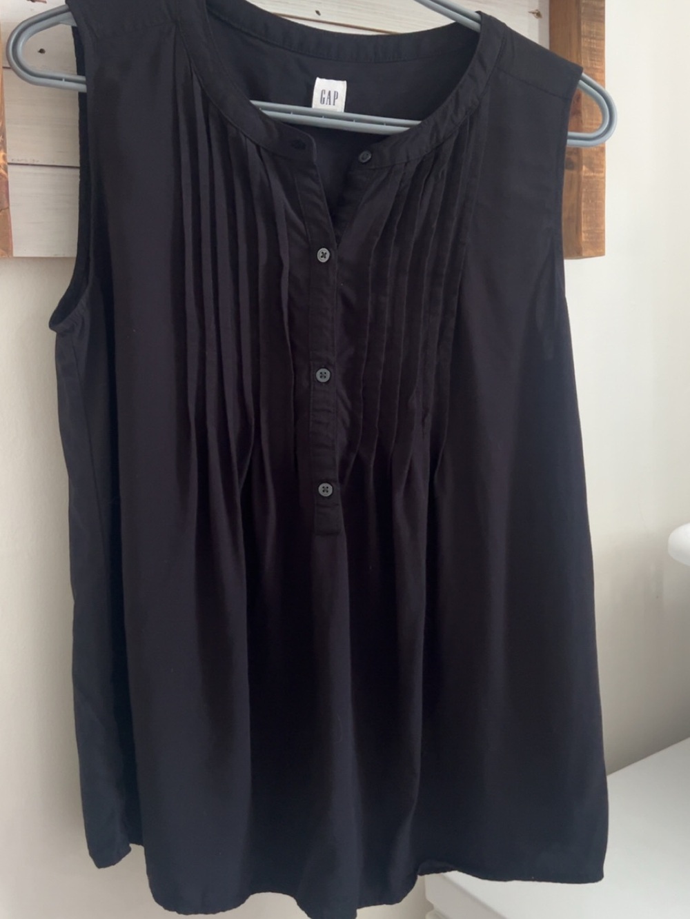 GAP Black Sleeveless Pintuck Button-Front Camisole